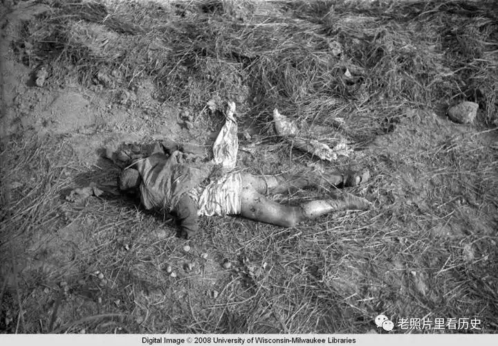 老照片真实的1942河南大饥荒饿死的孩子躺在路边无处掩埋