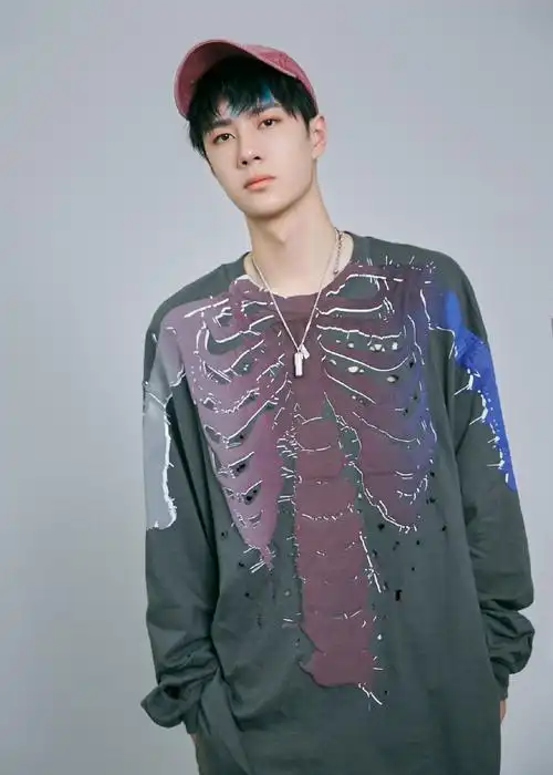 明星图片 大陆 男 王一博 > 王一博骨架骷髅卫衣帅气图片写真(4/6)