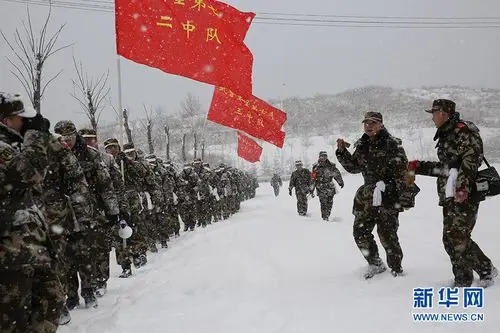 武警黄金部队以地质灾害应急救援为背景展开野营拉练