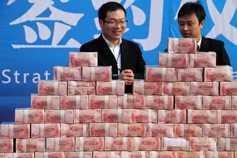 2000万现金堆积成小山状,工人们一一上台领取工资. 东方ic