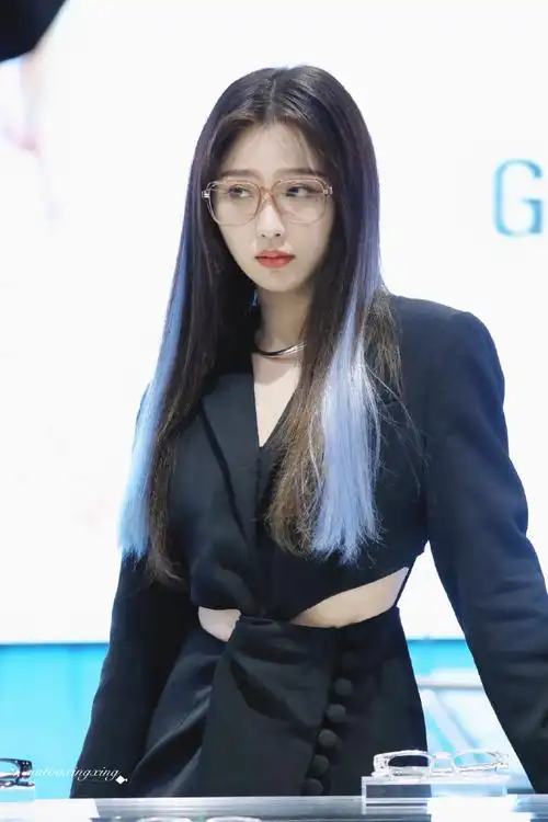 虞书欣蓝色挑染长发