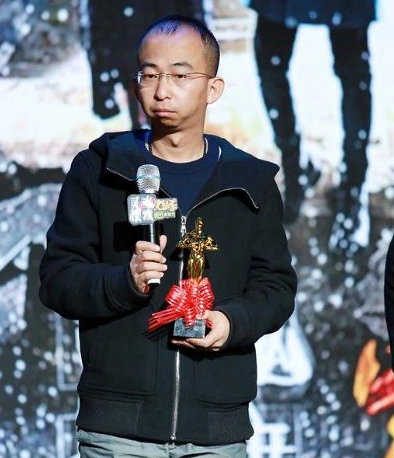 他9岁因长得丑演配角出道今成导演娶美妻简直是人生赢家