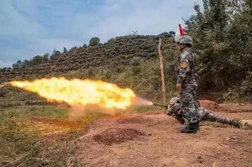 图为侧面拍摄的参演喷火兵进行火焰喷射演练.(南部战区