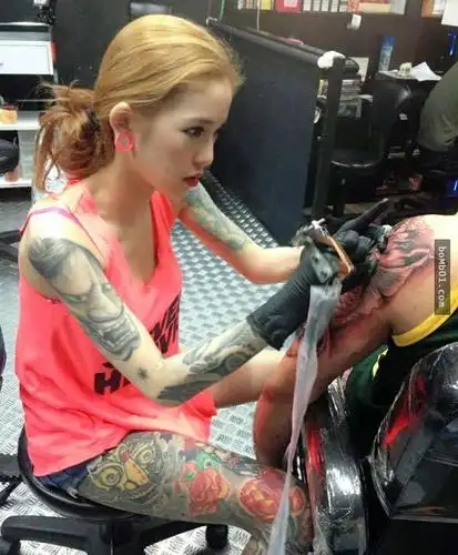 因为不但很痛,刺青师傅的技术也不够好,给她刺的图案很快就浮了起来