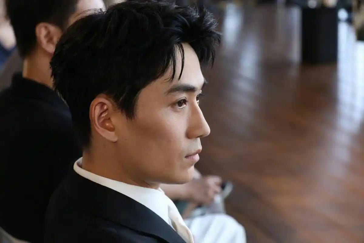 无美颜无滤镜的朱一龙生图,皮肤状态很好!帅的很真实!