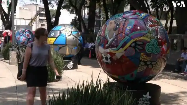 【巨型彩绘足球助威俄罗斯世界杯】近日墨西哥城展出了33个巨型彩绘