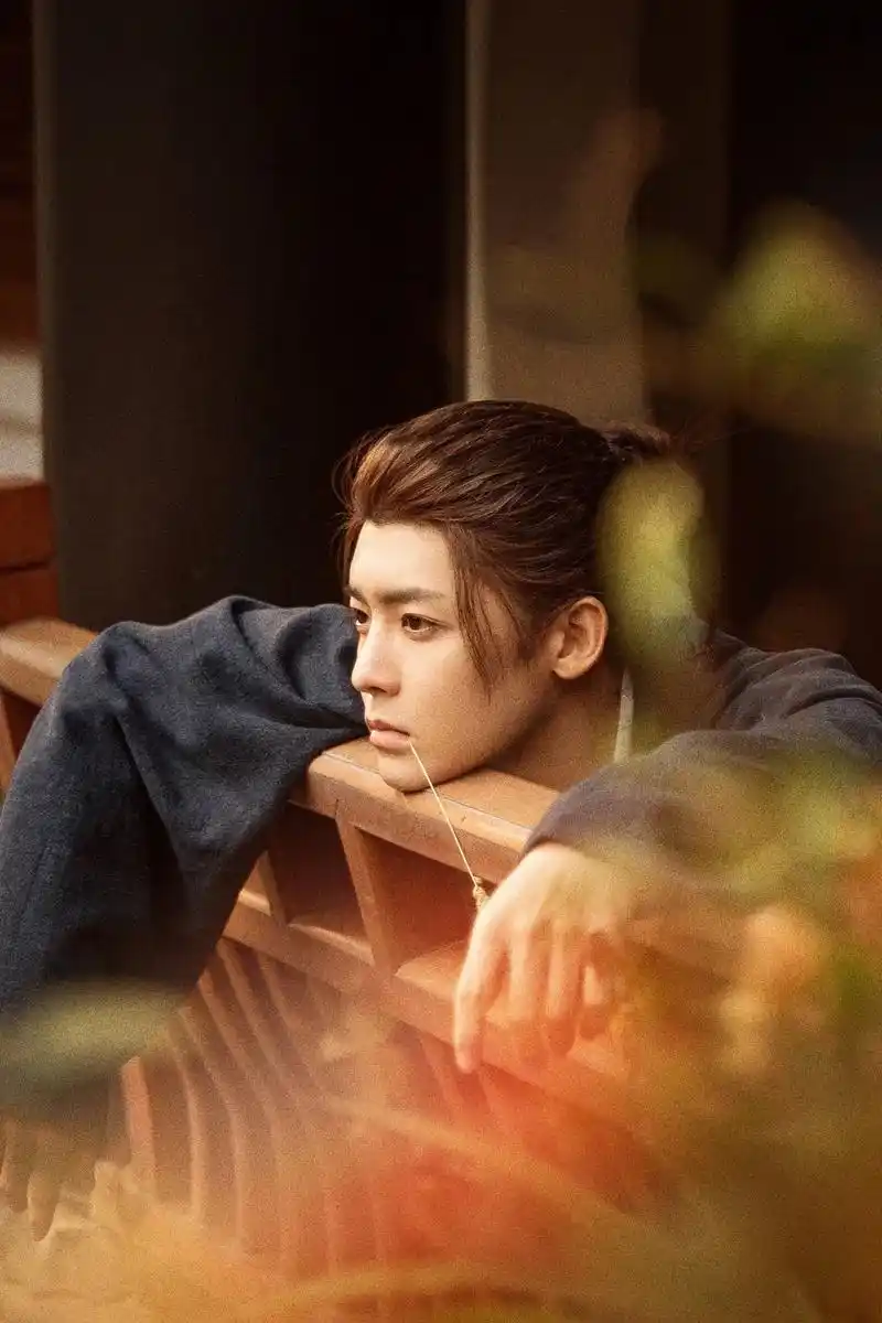 侯明昊 #侯明昊异人之下 #侯明昊银灰发造型图  是我爱的 - 抖音