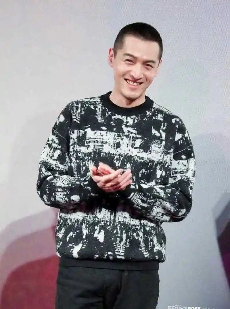 胡歌终于换发型,新剪的寸头超好看的,又帅又阳光,搭配今天的衣服格外