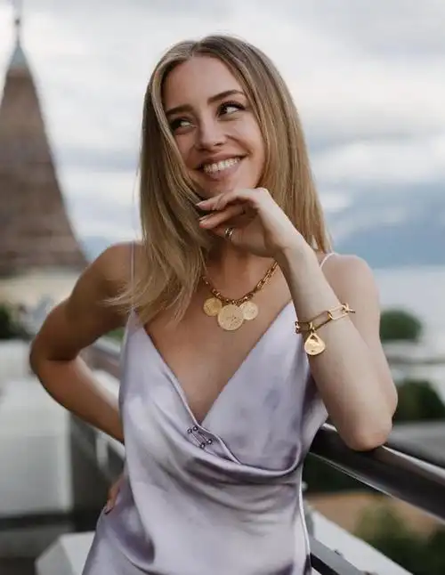 今天t爷给大家介绍的是来自丹麦的时尚博主sarah mikaela,她一直被视