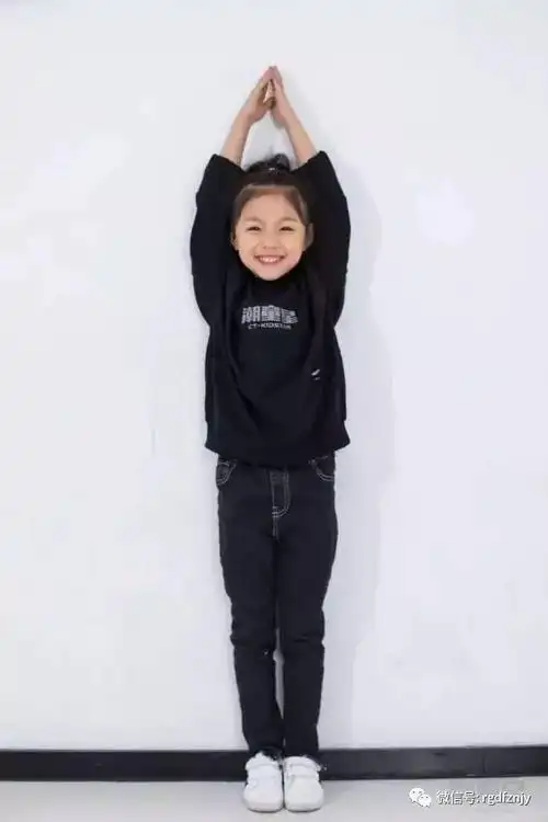 03怎么纠正孩子的不良站姿呢①让孩子靠墙站立,站立时脚跟,小腿肚