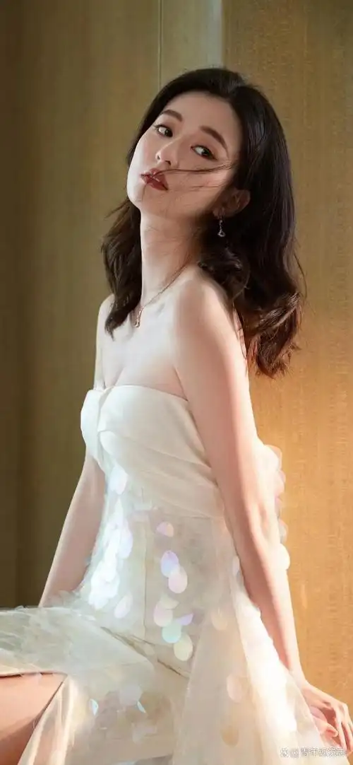 娇艳欲滴|乔欣白色星光礼服,迷人眼神勾人