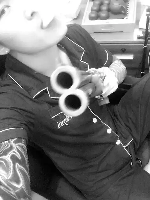 社会小伙霸气图片纹身拿枪图片网络红人mc天一