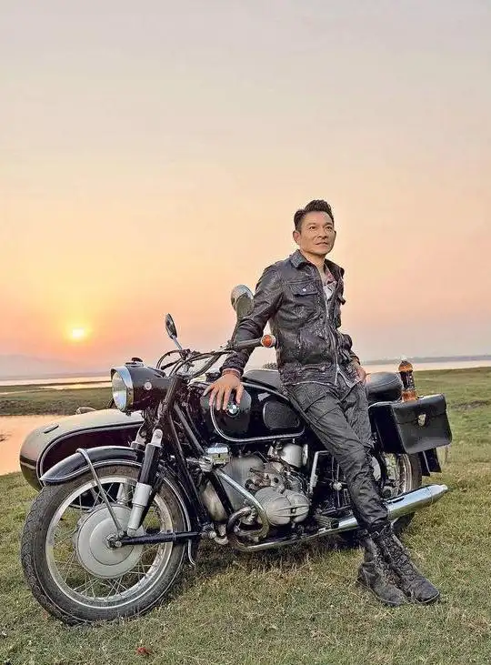 刘德华40℃穿着皮衣拍广告酷毙了,他挨着电单车,夕阳余晖下展现真型男
