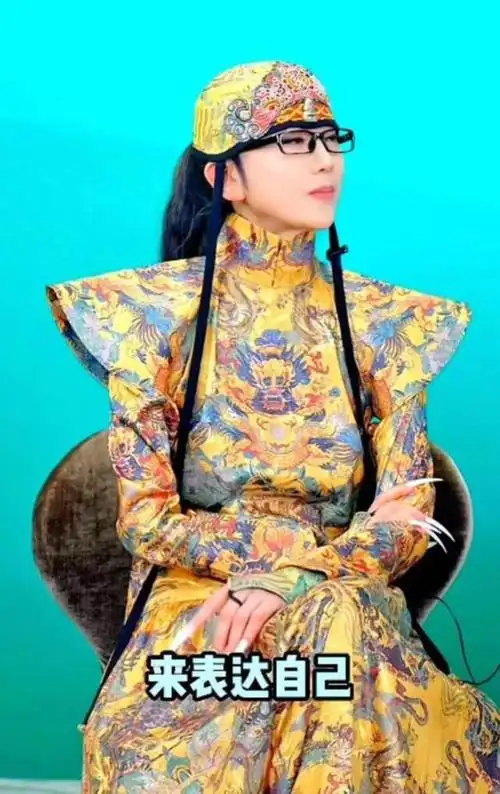 64岁杨丽萍龙袍加身佩戴几千万翡翠套装艳惊四座