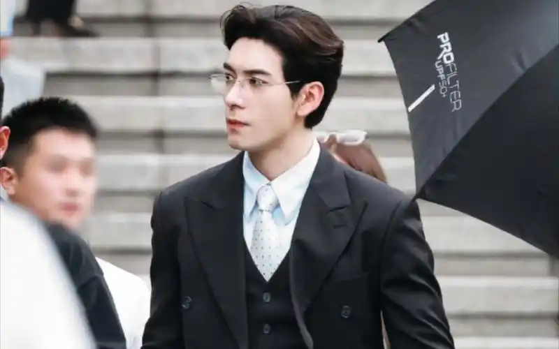 西装革履,彰显绅士风度