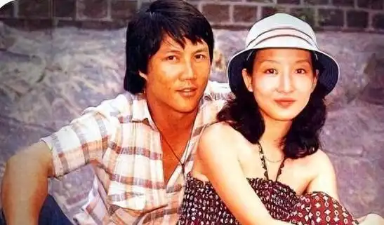 家庭美满却绯闻不断黄元申在tvb工作时认识了自己的初恋史倩予,两人一