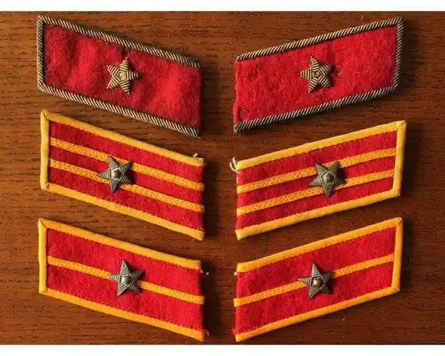 其它 五五年授衔(下)之演变 写美篇        新的军衔领章底色仍分红