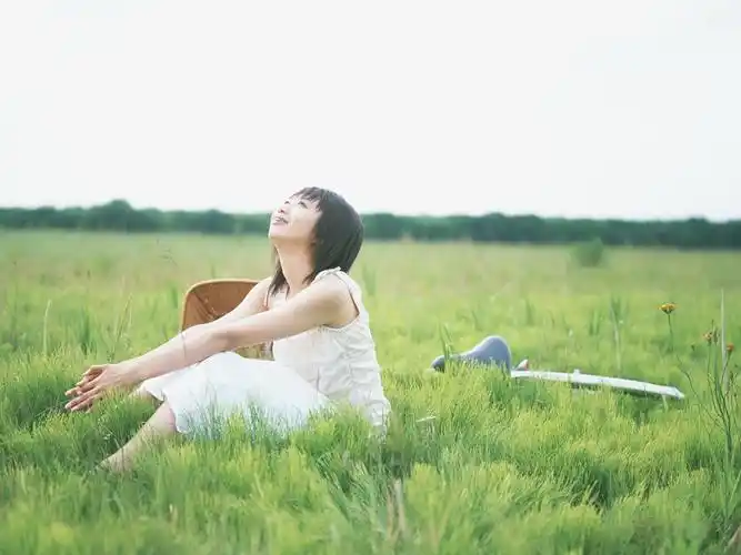 求一个女孩坐在草地上仰望天空的原图