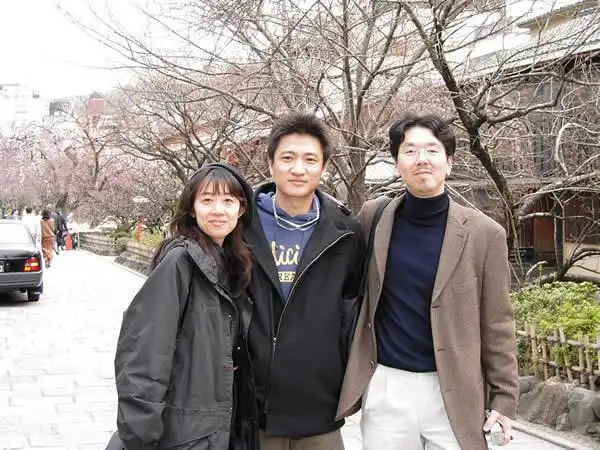 他曾拒绝过范冰冰,却娶了个护士当老婆,如今活成这样