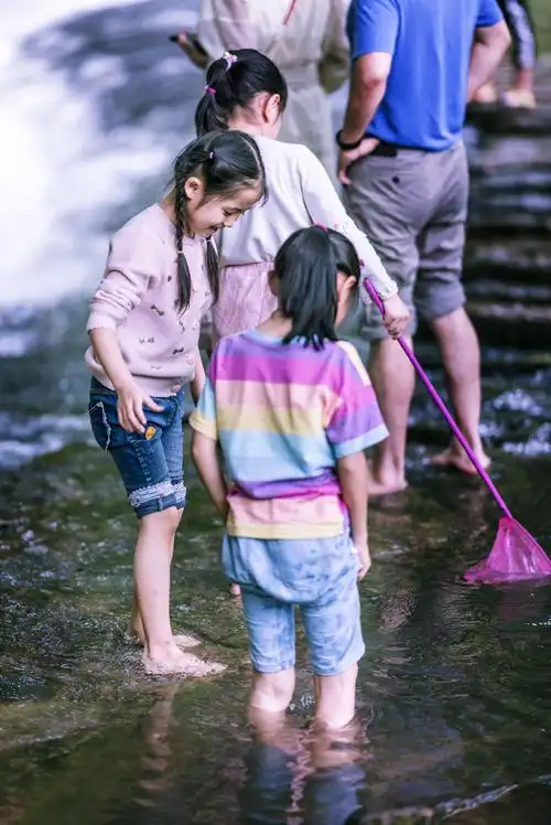 河边戏水的孩子