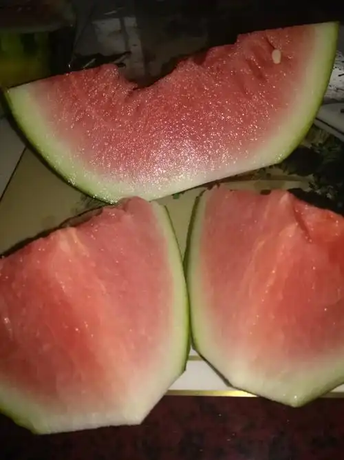 西瓜看上去就不太熟,吃嘴里发涩不甜,嘴唇刚接触西瓜就觉得麻