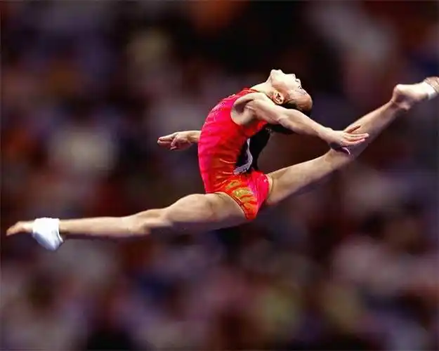 随着社会的不断发展和进步,体育运动也从原来单一的强身健体,逐步被