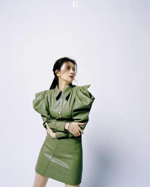 岁月从不败美人,49岁袁咏仪再上杂志封面,成熟韵味惊艳众人