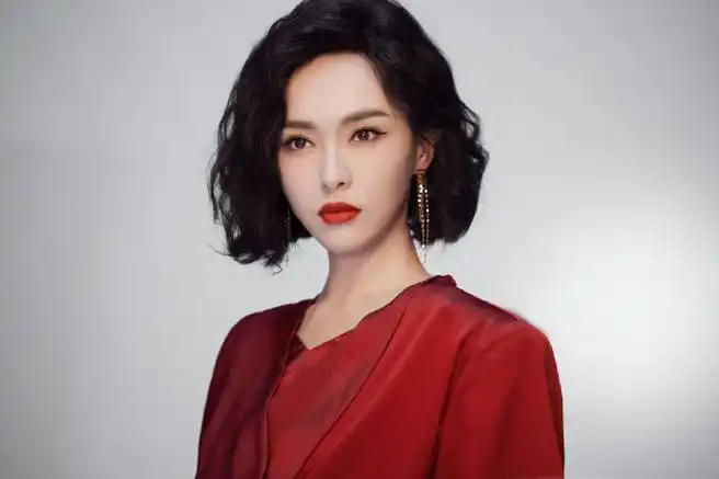 唐嫣短发红衣酷感十足