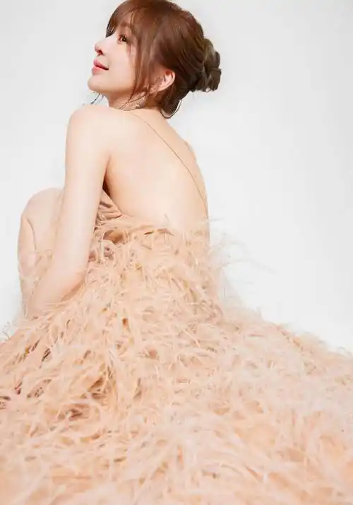 王心凌穿valentino 2023春夏羽毛裙惊艳微博之夜,成为冻龄女神_成为了