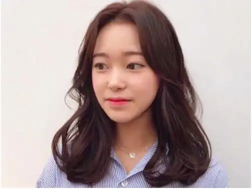 卷发发型中长发2020(自然好打理的烫发,轻熟长卷发)