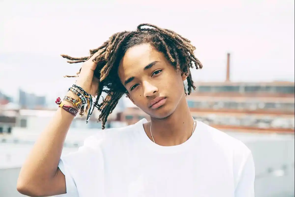 只有发型还是不够的,作为一名合格的嘻哈选手,棒球帽也是标配.