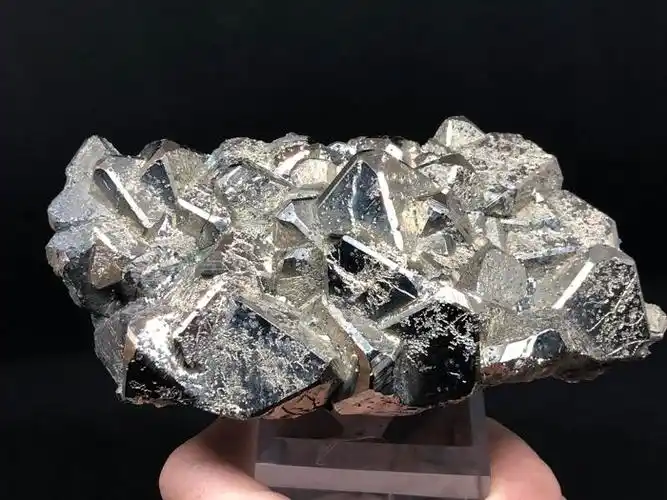 黄铁矿 罕见的八面体结晶 - 4×13×6 cm - 680 g