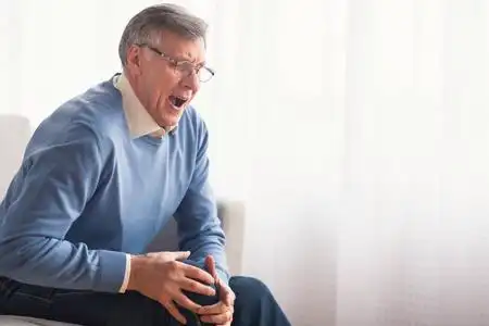 老年人膝盖疼图片