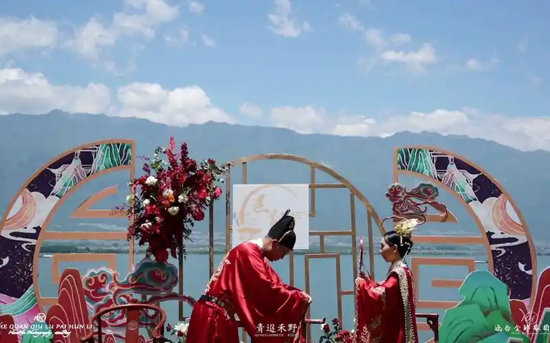 绝美大理户外草坪中式婚礼