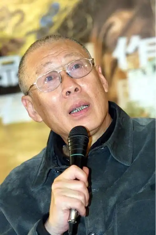 能让所有人站起来鼓掌的除了90岁的游本昌就是88岁的焦晃了