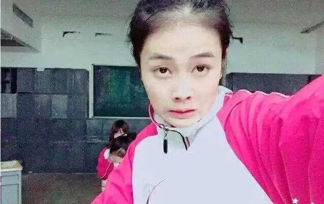 白鹿高中旧照曝出素颜扮丑发际线抢眼女神形象幻灭