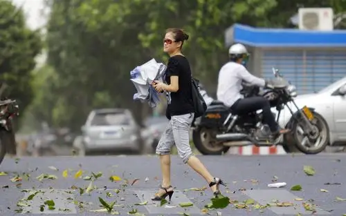福建晋江街头刮起大风