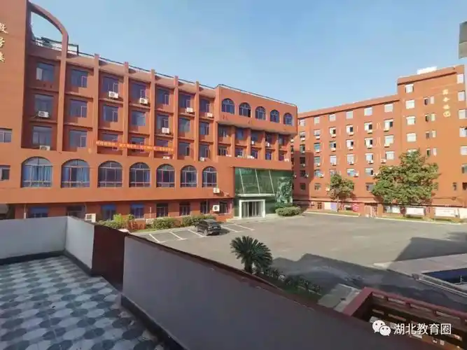 武汉华中艺术学校是武汉市教育局批准的一所全日制美术职业高中,目前