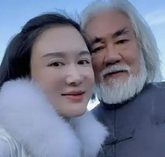 张纪中夫妇秀恩爱,大胆情侣写真曝光,引热议