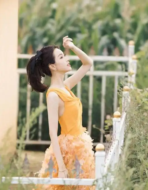 出她迷人的曲线美,尤其是随着她的转身,美丽的背影更是令人过目难忘