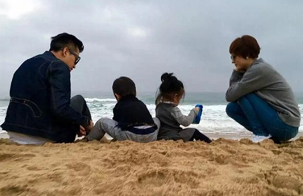 邓超遗憾没陪儿女过六一:爸爸真的很自责