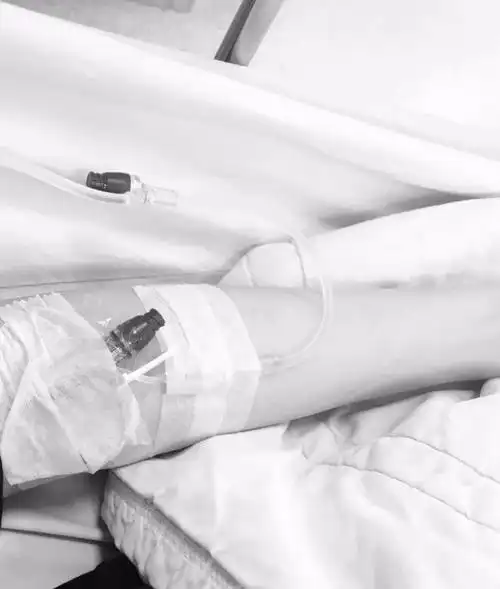 日前,焦曼婷晒出躺在医院打着点滴的黑白照片,颇为无奈和无助,留言说