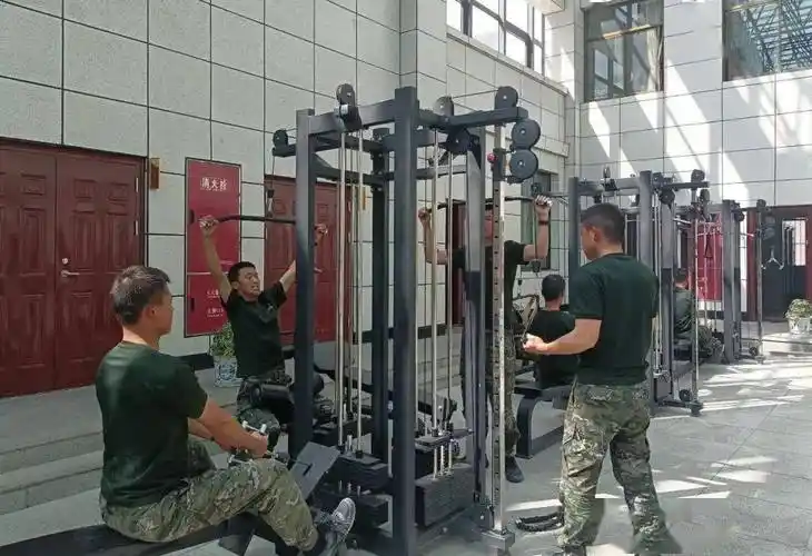 平板卧推杠铃,多功能组合训练架等一大批健身设备入驻多功能健身房