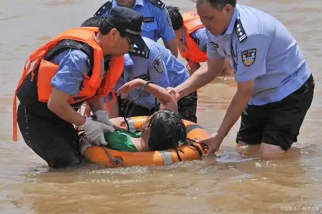 把袜子给丢下去了,然后小女孩就独自下去打捞,可能是水流比较急,就被