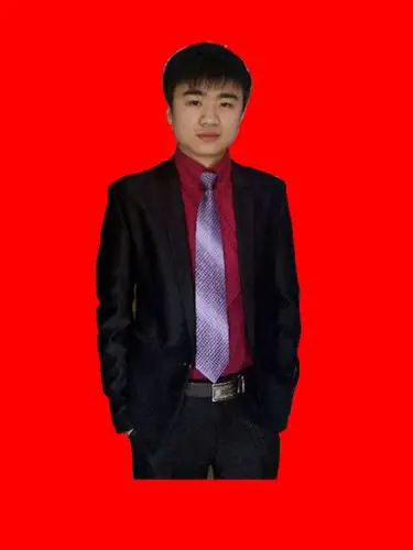 67求大神,把这张照片p成一寸,红底的照片!谢谢了!