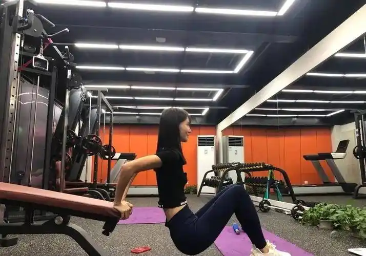 金晨晒健身腹肌照网友却说体脂率太低再胖点就好了