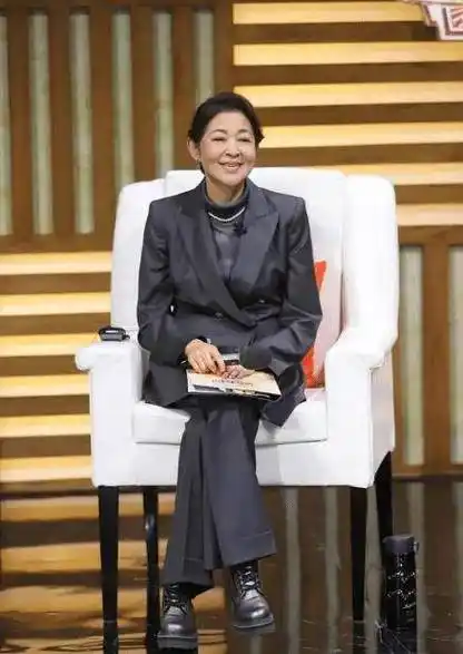 倪萍60岁开始减肥成功穿宽松缎带连衣裙录节目年轻10岁不止