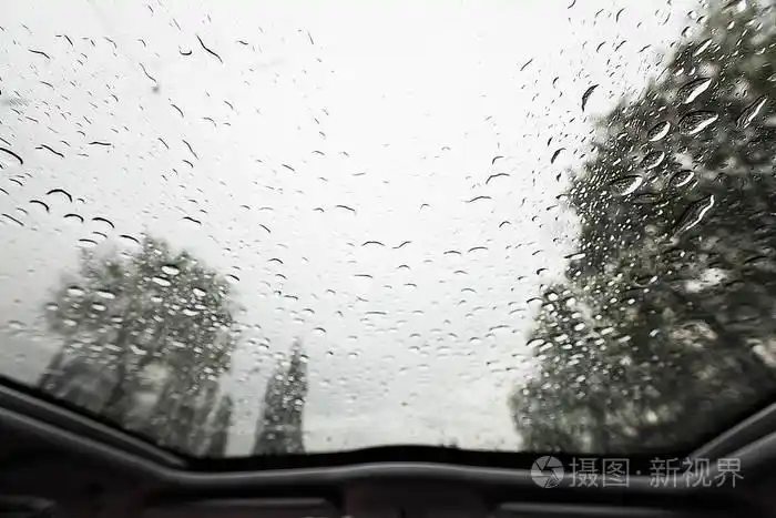 在雨天从车内看挡风玻璃