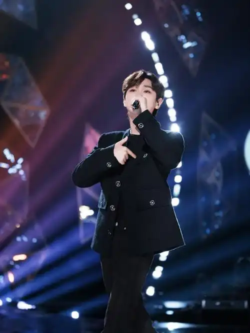 情歌小王子在歌手舞台上大杀四方了,汪苏泷演唱《你在不在》,温柔的