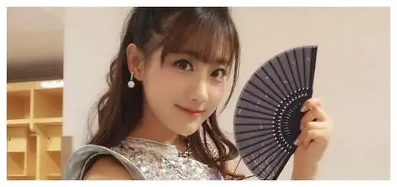 李艺彤当众向郭德纲下跪吓得老郭一哆嗦同样是下跪有人就被夸